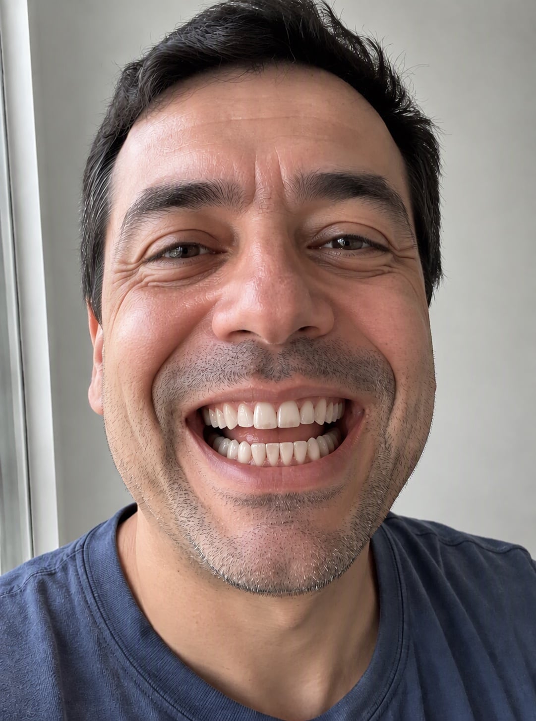 Lautes Lachen, hellere Zähne - KI Zahnaufhellung